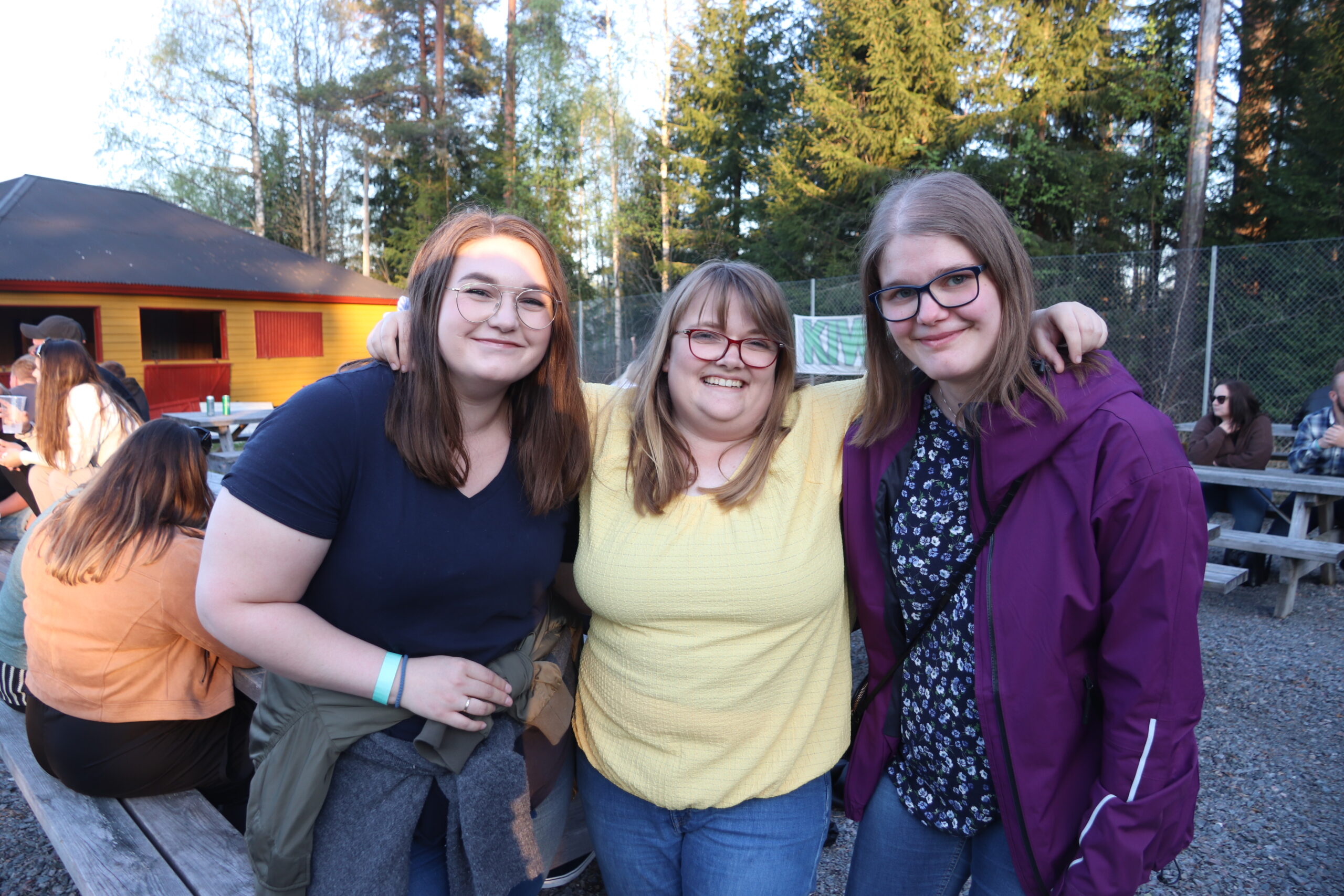 Hanna Marie Mastad (f.v.), Therese Møllhaug, og Anne-Marthe Christensen var blant de som var tidlig ute, og sikret seg gode sitteplasser.