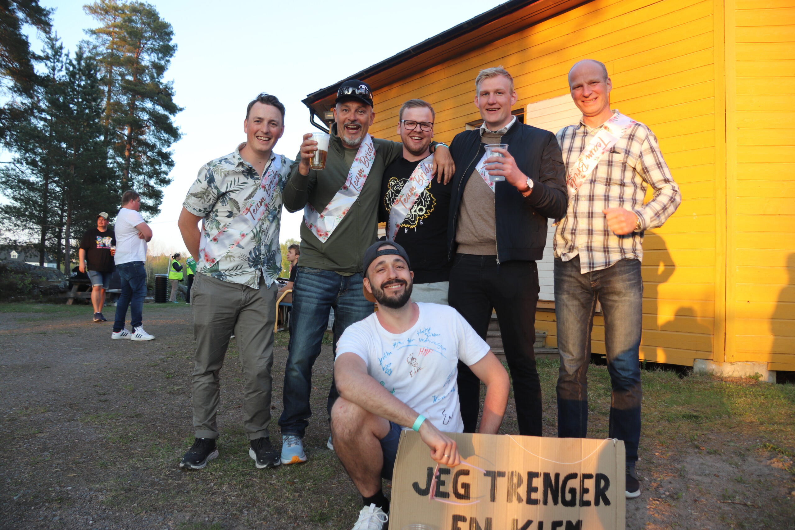 Her var kompisene Pål Anders (f.v.), Eddie, Anders, Magnus, og Ole Kristian klare for å feire forlovede Stian, og ha en minnerik kveld sammen.
