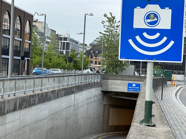Eidskogingen ble fotografert da han kjørte i 134 kilometer i timen inne i Operatunnelen. Høyeste tillatte hastighet på stedet er 70 kilometer i timen.