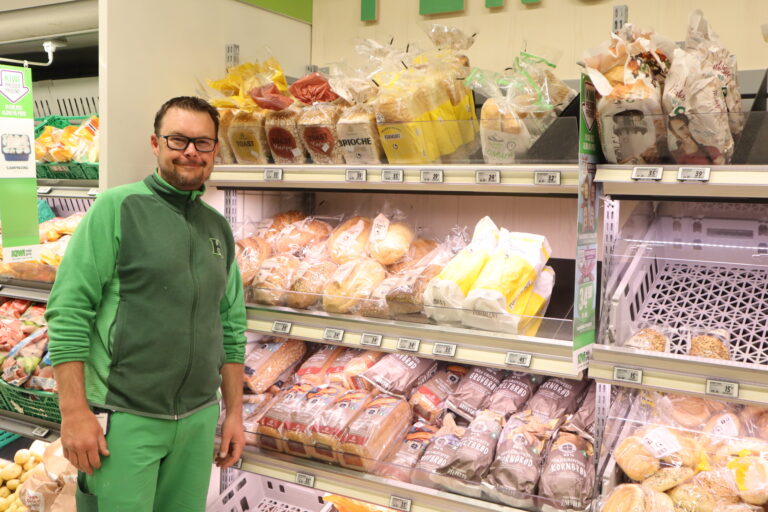 Frukt og grønt går det mye av når svensker tar turen til Kiwi Magnor.