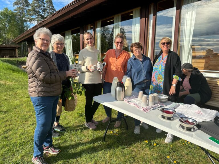 Marit Linderud (f.v.) Wenche Amundsen, Marianne Bye Granheim, Velsemøy Tveter Alm, Solvår Sundkøien og Bjørg Rungran var innom blomsteraksjonen på Bøndenes hus på onsdag.