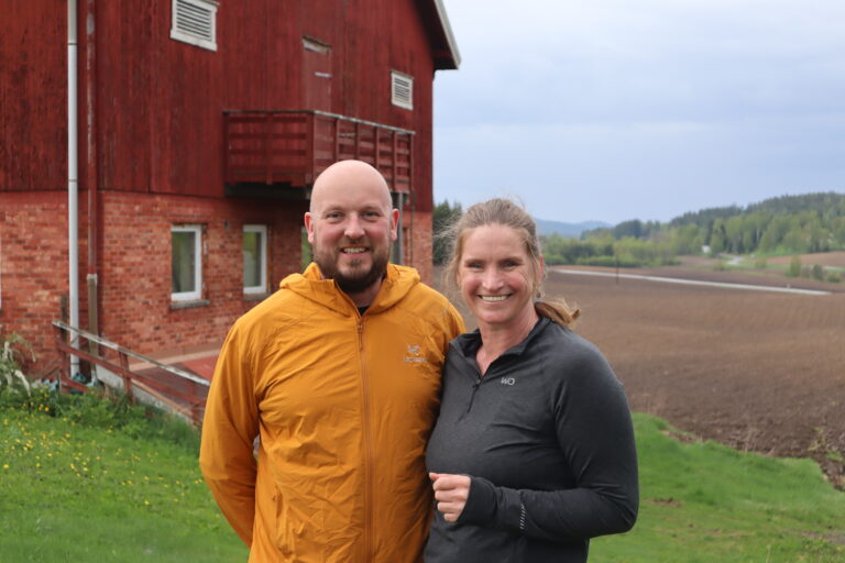 Veslemøy Tveter Alm og Tommy Ytterdahl er nyter livet på Ingelsrud gård, men våren som har vært har skapt noen utfordringer.
