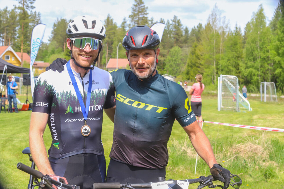 Stefan Repshus (t.h.) gratulerer Vidar Mehl med seieren.