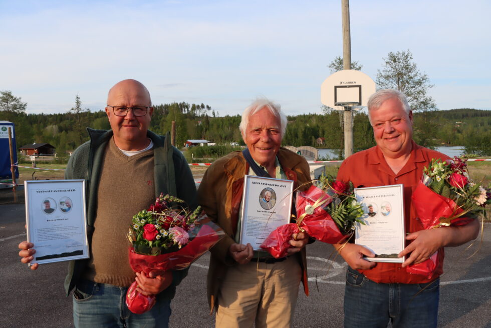 Lars «Gutte» Rambøl er årets vestmarking. Ved hans side står Bjørn (t.v.) og Vidar Huse, som fikk hedersprisen.