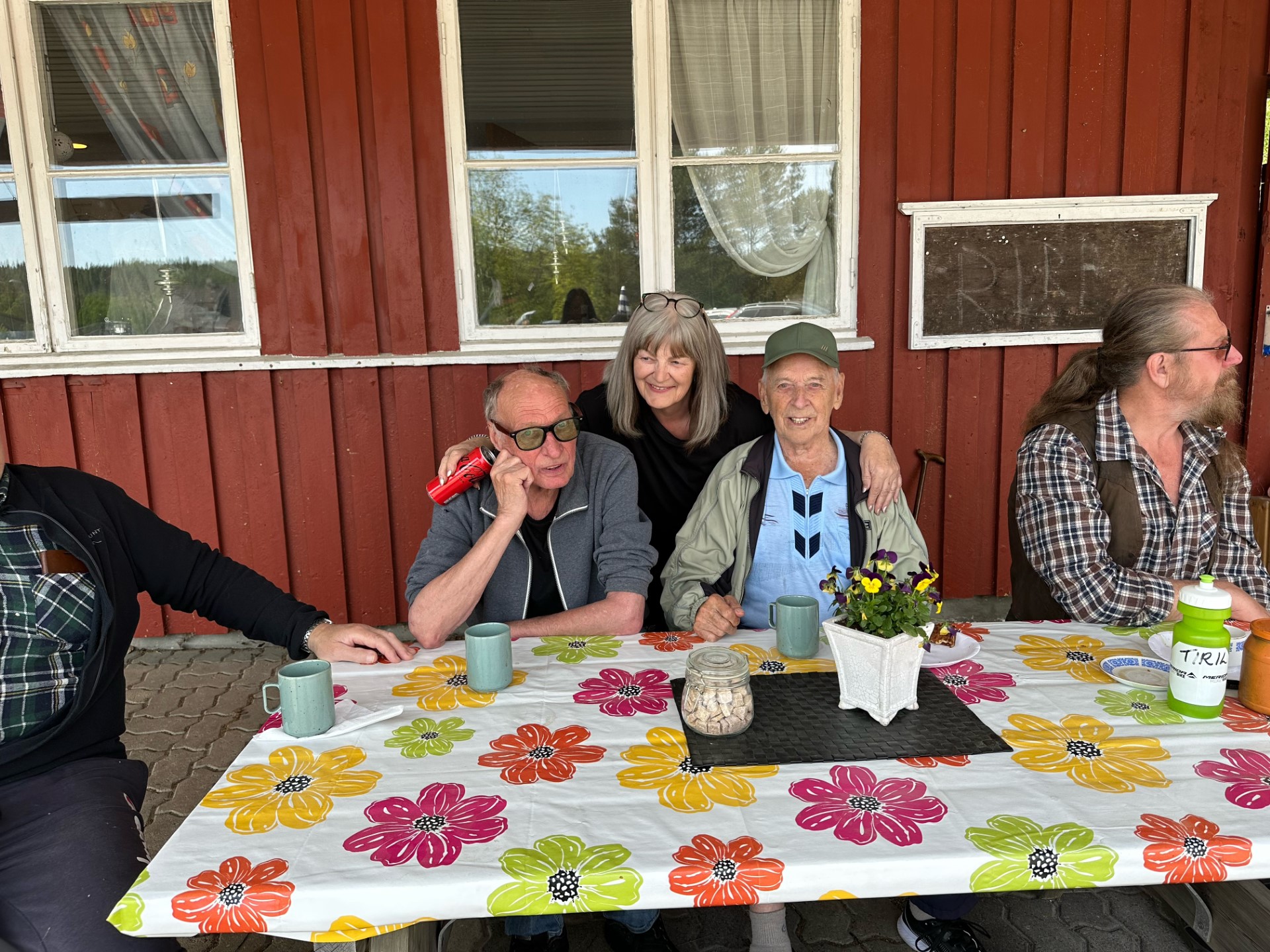 Viola Håkonsen får gjestene til å trives med spøk og moro.