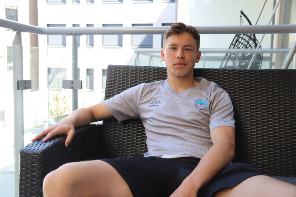 Hjemme i Kongsvinger hviler Jesper Grundt velfortjent i sine splitter nye utemøbler etter at han og KIL har inntatt tabelltopp. Nå venter en tung oppgave under årets kronekamp.