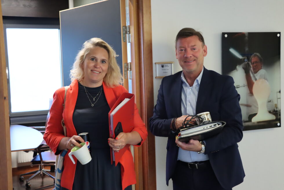 Både ordfører Kamilla Thue og rådmann Trond Stenhaug ser alvorlig på årsresultatet for 2022, og står foran tøffe prioriteringer.