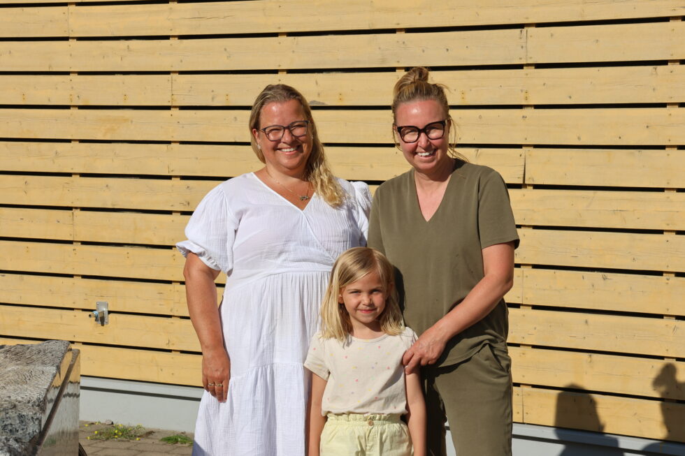 FAU leder Anneth Rønning (t.v) og FAU nestleder Tina Wilsberg med datteren Thelma Schulstad som skal begynne på Magnor skole til høsten.