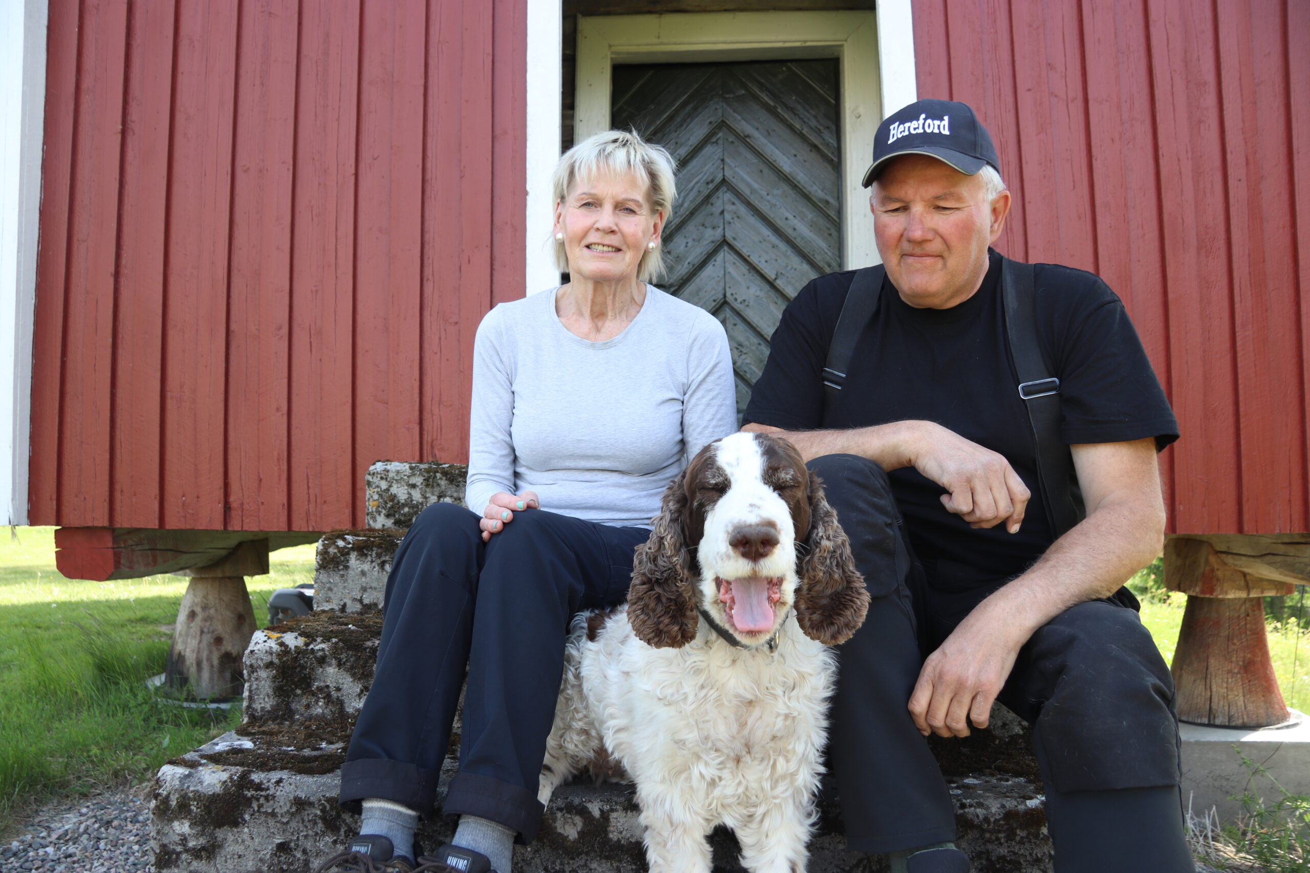 Hunden Ronja er ikke med på reklamene, men ønsket veldig gjerne å være med på bildet.