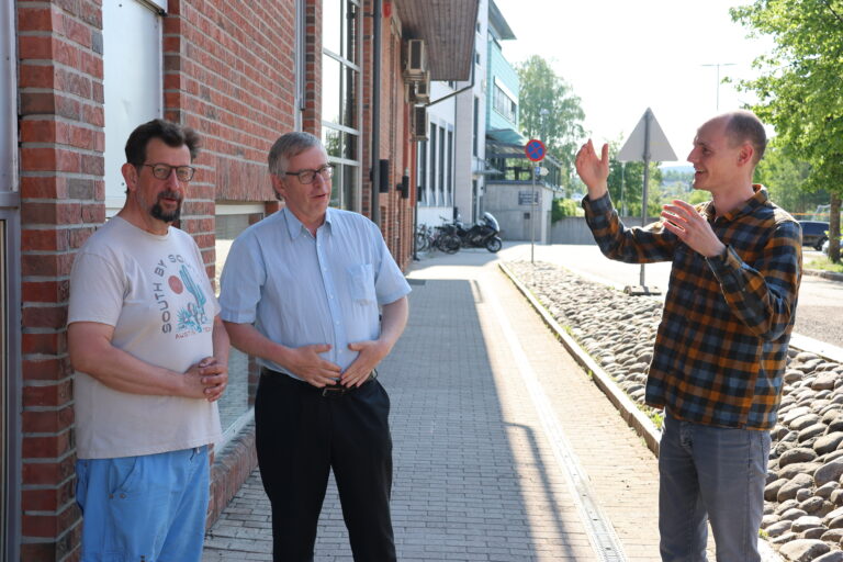 Dirigent Trym Ramlo Ystad dirigerer herrene Ovlien og Roos i ukens Kulturstreif.