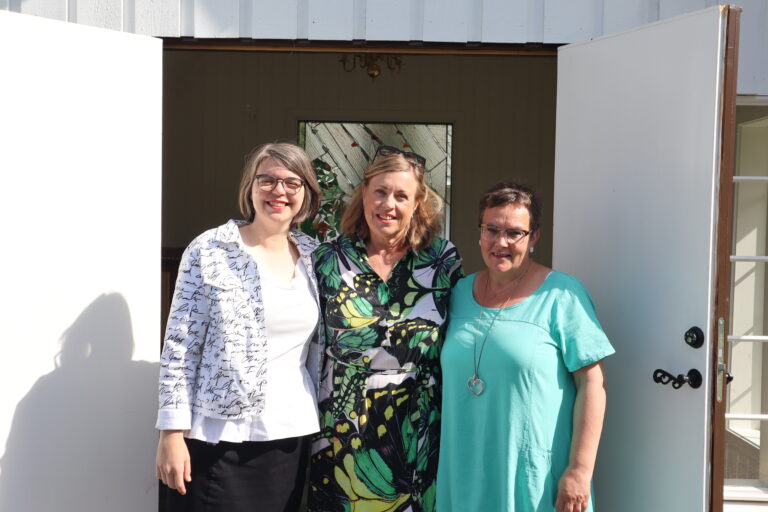Bettina Eckbo, Wenche Berger og Mona-Teresa Vandrer håper på fint vær og at mange tar turen til søndagens vigsling.