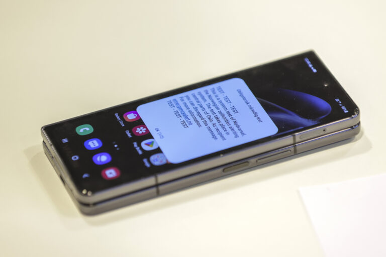 Klokken 12 onsdag vil mobiler i hele landet pipe og vibrere, når et nytt varslingssystem for mobil skal testes.