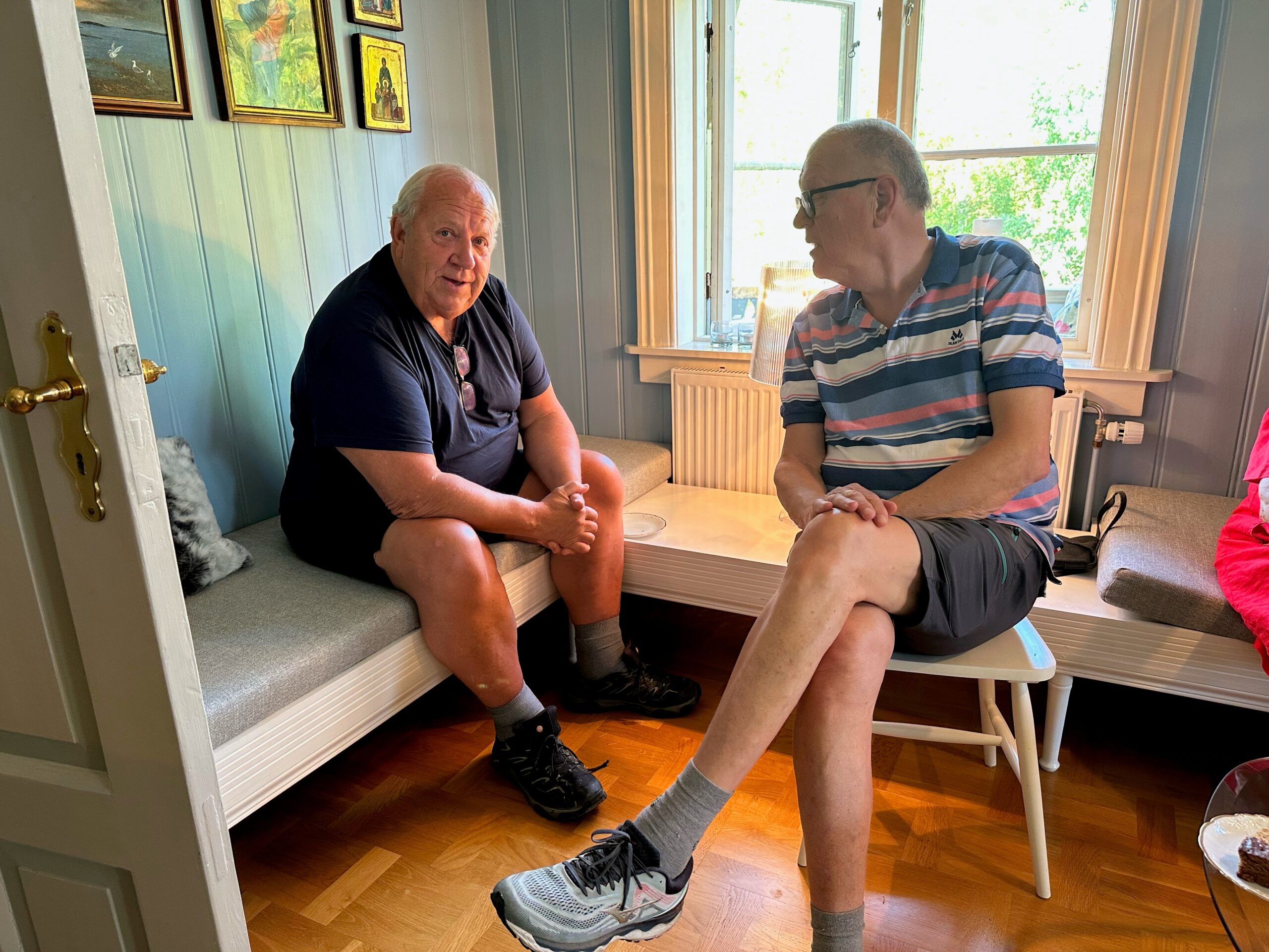 Lorentz Moe (t.v.) og Hans Einar Holth var blant de som hadde tatt turen til det åpne arrangementet på prestegården.