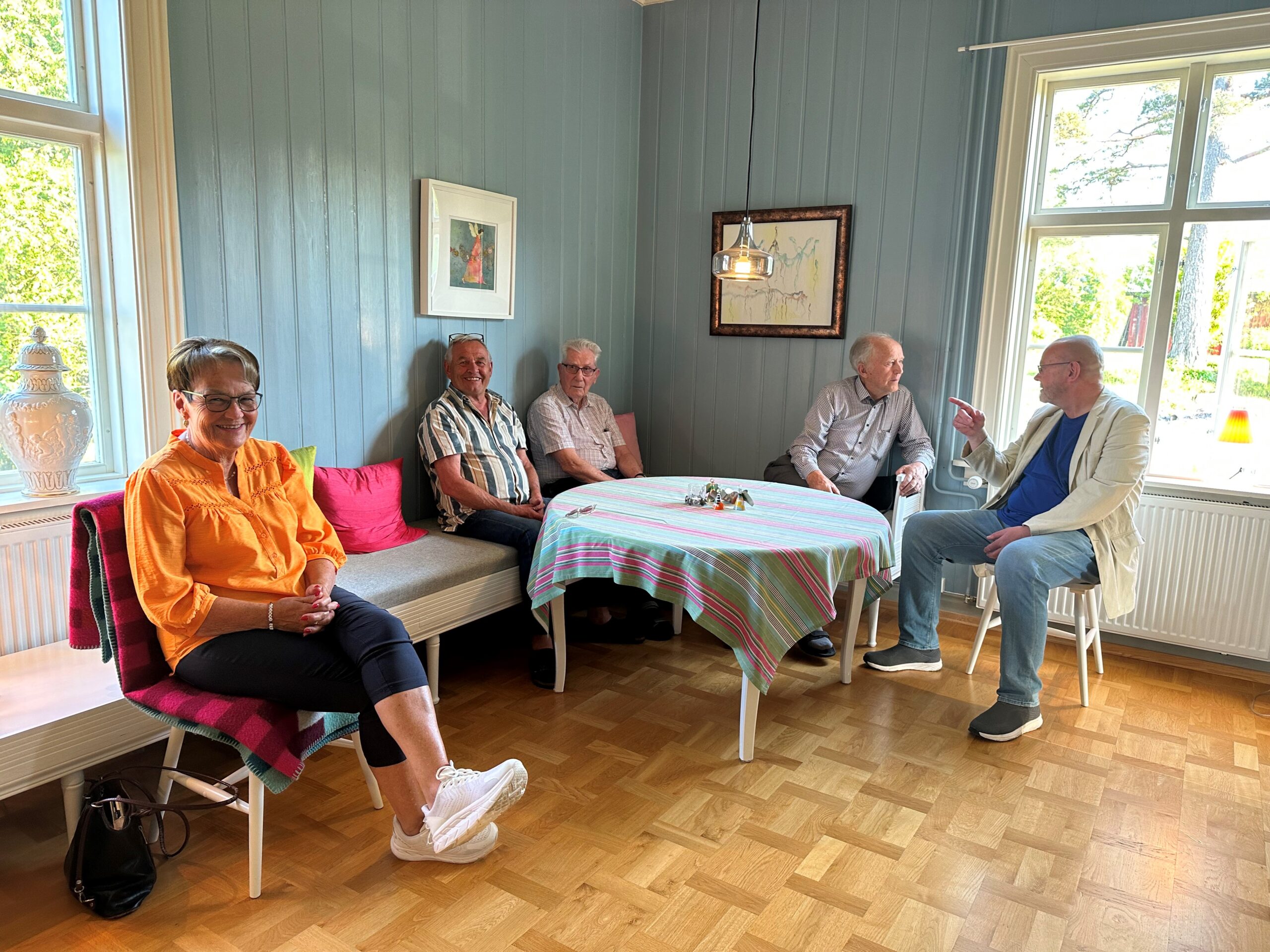 Diskusjonene er gode i prestegården. Anita Rønning Johnsen (t.v.), Gunnar Johnsen, Kåre Delviken, Lasse Woie og Einar Gelius.