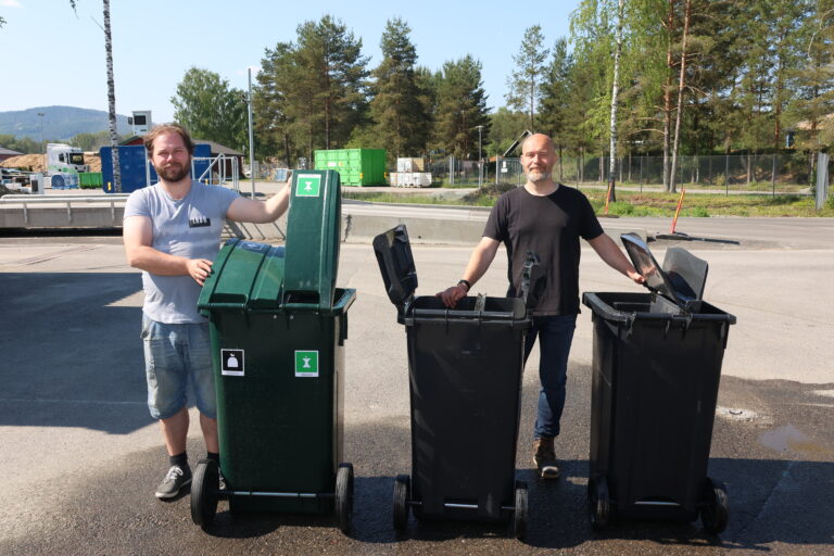 Petter Olsson (t.v.) og Tommy Martinsen hos GIR viser fram eksempler på hvordan den nye avfallsbeholderen kan bli med to separate kamre med et rom for restavfall og et for matavfall.