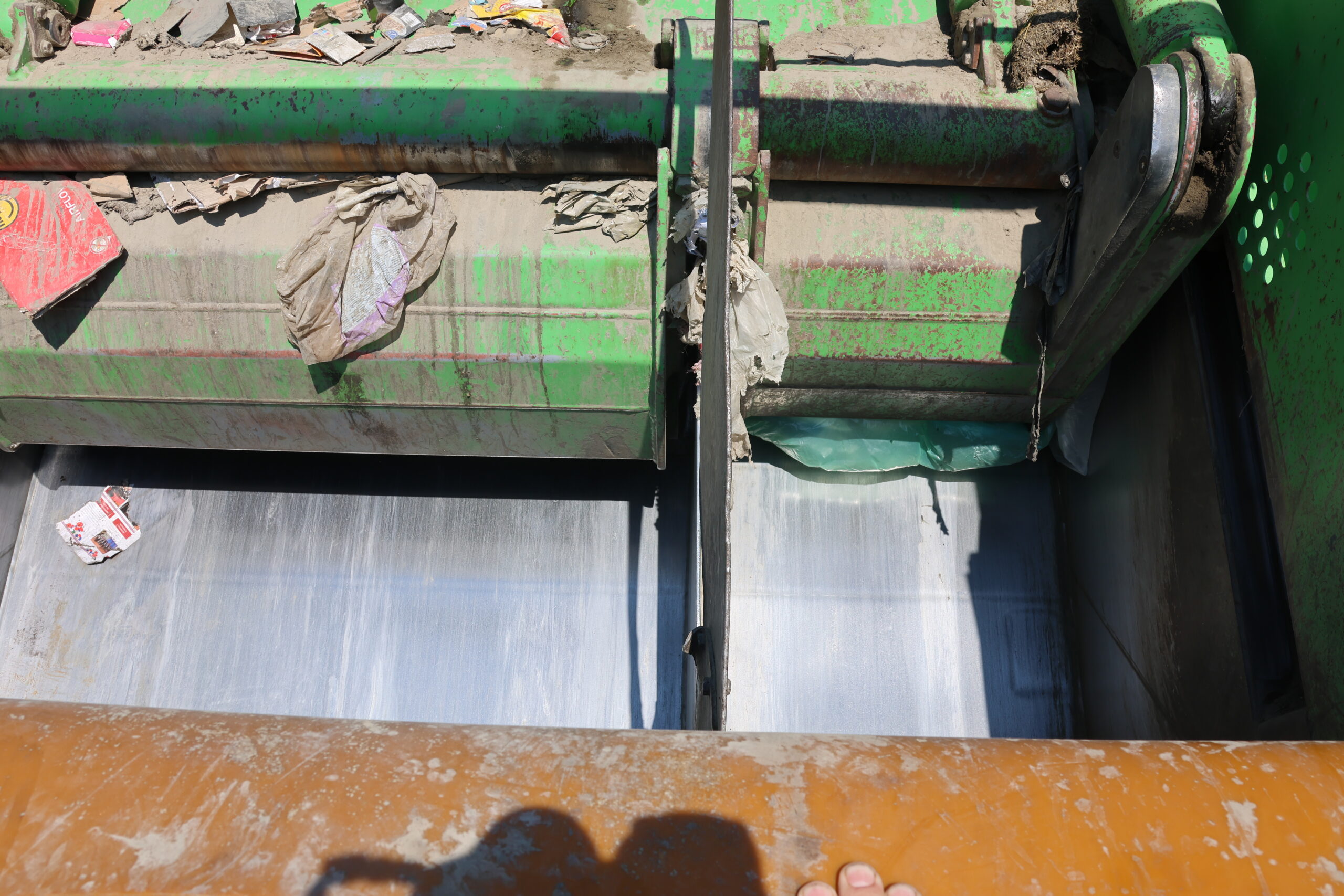 Renovasjonsbilene er utstyrt med to kamre for å ikke blande forskjellig sortert avfall.