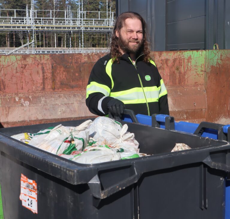 Petter Olsson på GIR har analysert restavfallet vi kaster. i en såkalt plukkanalyse.