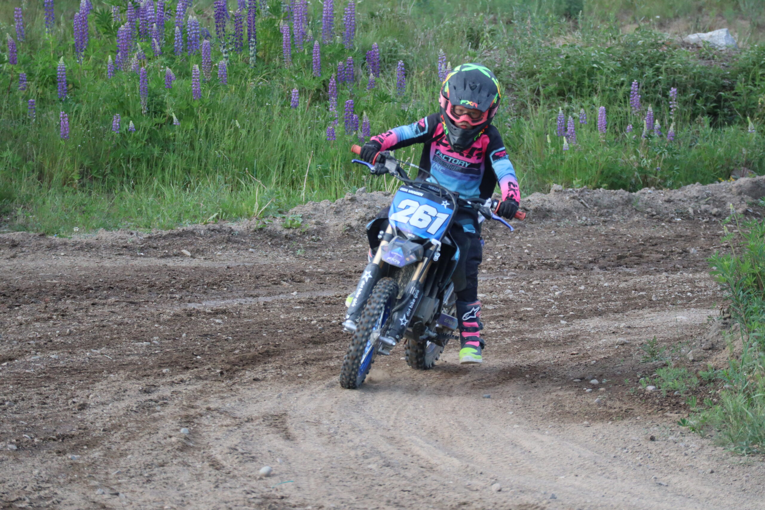 Oda Vangen har kjørt en del motocross, og har god kontroll på sykkelen.