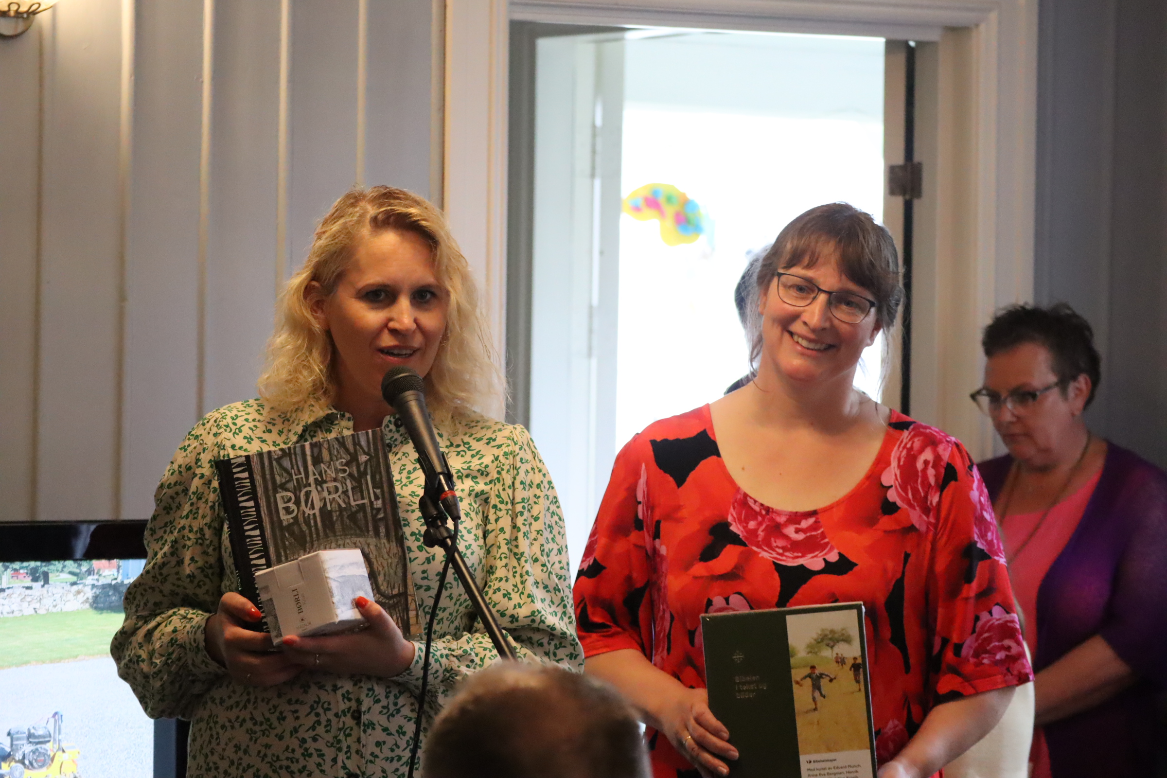 Sammen med Randi Heggeland Strøm (t.h.) delte ordfører Kamilla Thue ut gave til biskopen og til kirken.