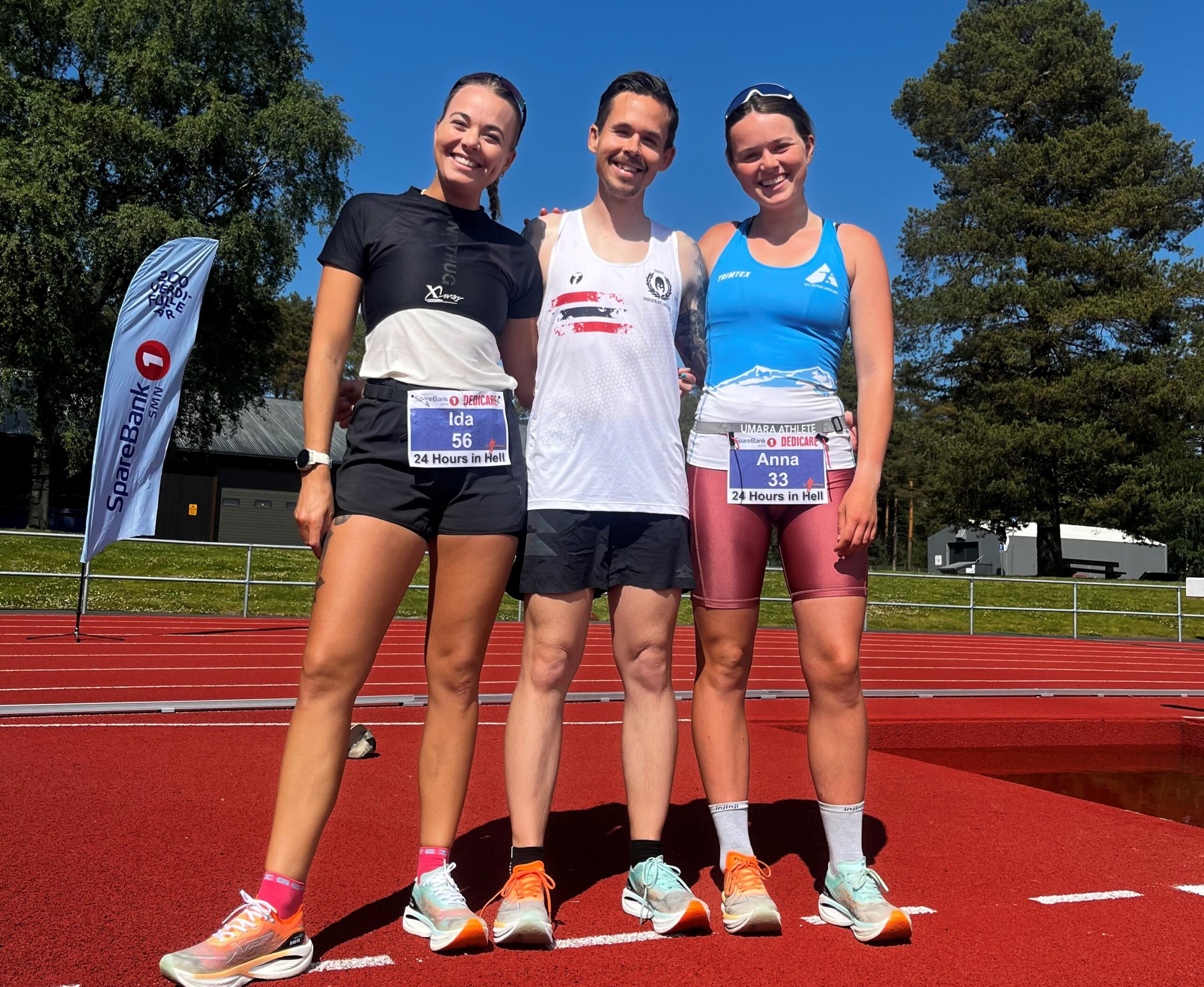 Smilet var godt klistret på i forkant av løpet for Ida Slorafoss (f.v.), Magnus Thorud, og Anna Simonsson-Søndenå.