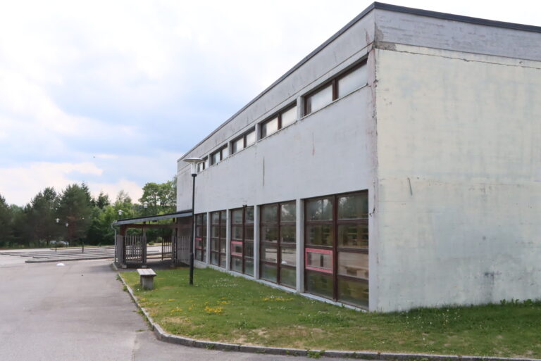 Gymsalen, som det er bruksforbud på grunnet rasfare, fikk mindre støtte enn hva kommunen skulle ønske.