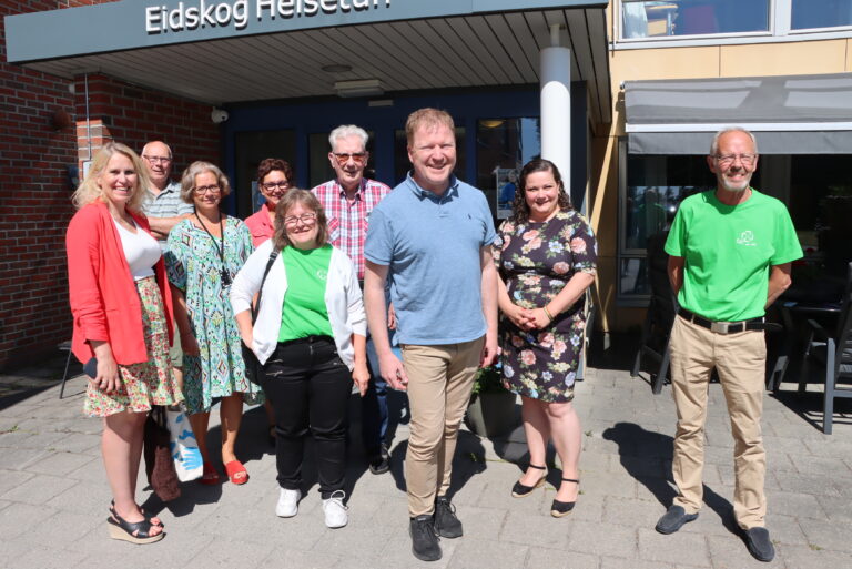 Kommunalminister Sigbjørn Gjelsvik vil utjevne forskjellene mellom kommunene, men han kan ikke love noe. Med på bildet: Kamilla Thue (t.v.) Asbjørn Aulie, Evy Anne Vestli Heggen, Pia Fossheim, Astrid Bergersen, Kåre Delviken, Margrethe Harr og Viggo Fossheim.