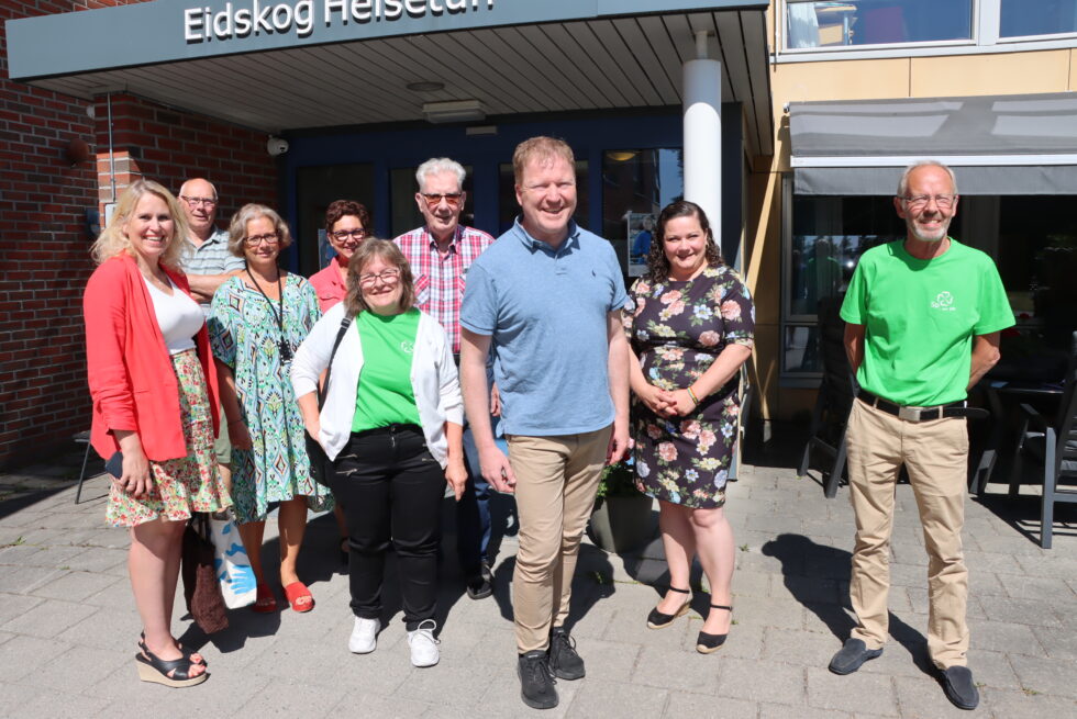 Kommunalminister Sigbjørn Gjelsvik vil utjevne forskjellene mellom kommunene, men han kan ikke love noe. Med på bildet: Kamilla Thue (t.v.) Asbjørn Aulie, Evy Anne Vestli Heggen, Pia Fossheim, Astrid Bergersen, Kåre Delviken, Margrethe Harr og Viggo Fossheim.