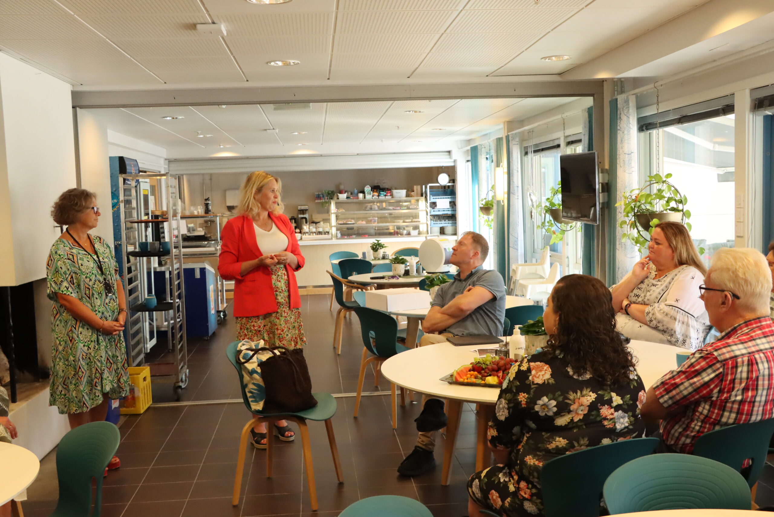 Helsesjef Evy Anne Vestli Heggen og ordfører Kamilla Thue snakket om Eidskogs utfordringer. Åsnes-ordfører Kari Heggelund, stortingsrepresentant Margrethe Haarr og eldrerådsleder Kåre Delviken følger også med.