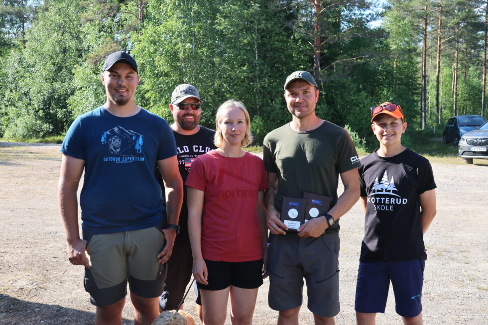 Simen Høgberg Slaastad (t.v.), Kjell Erik Høgberg Slaastad, Anette Storeskar, Knut Andre Holøien og Amund Slaastad Godtlund var noen av eidskogingene som deltok på regionmesterskapet i leirduesti lørdag.