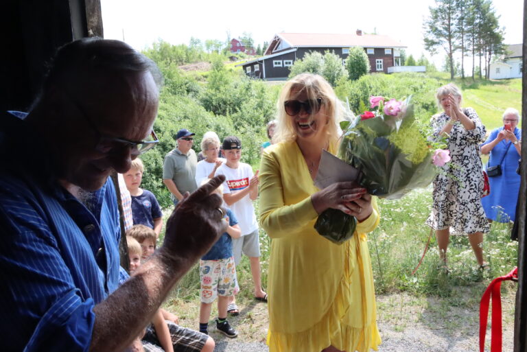 Det ble snorklipping med assistanse fra Sigurd Delviken, men det syntes alle bare var morsomt. Mona Pedersen (i bakgrunn) gleder seg over at prosjektet endelig er gjennomført.