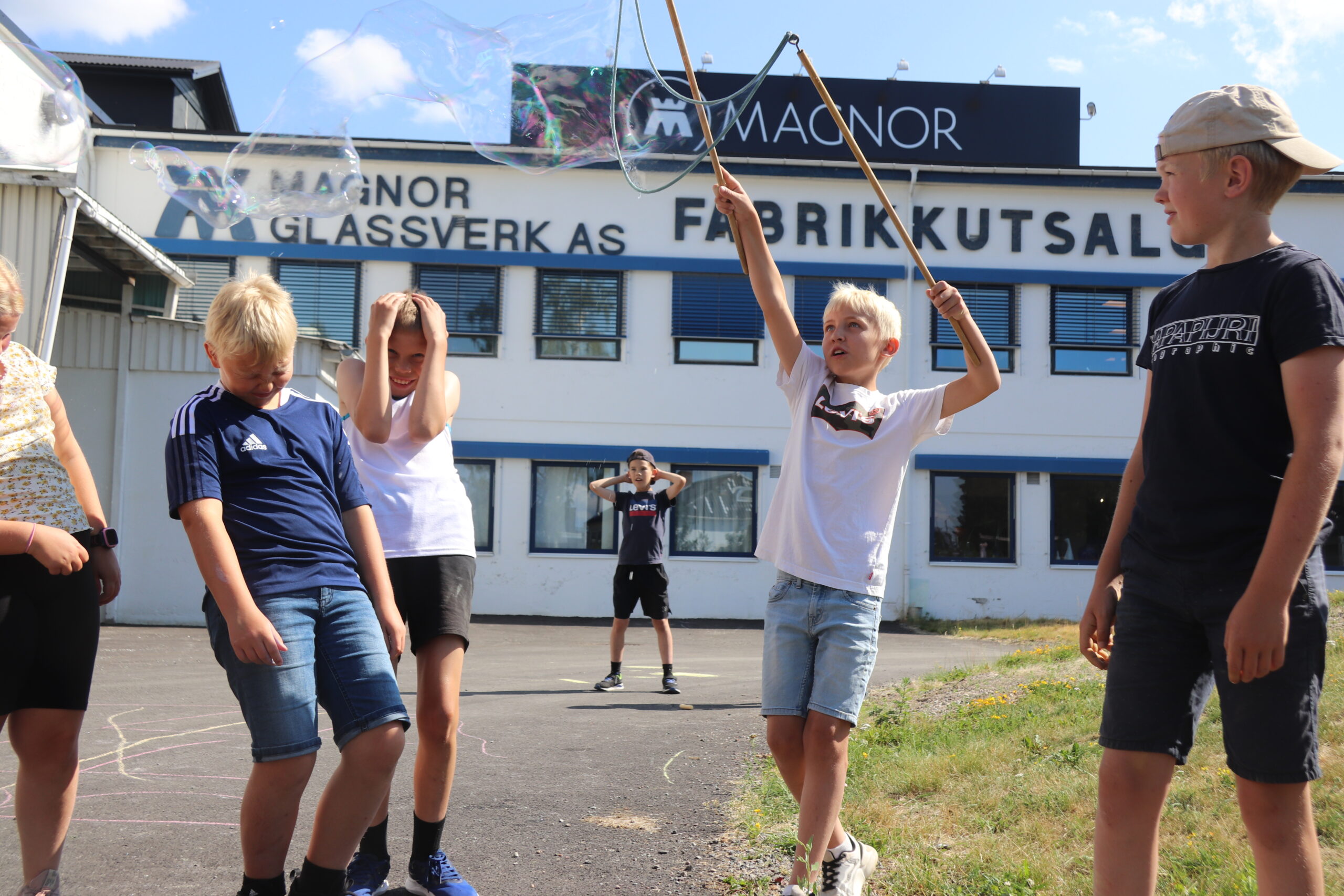 Mandag fikk barna på SommerX leke seg med såpeboblevann, og samtidig lære seg hvordan man lager dette hjemme.