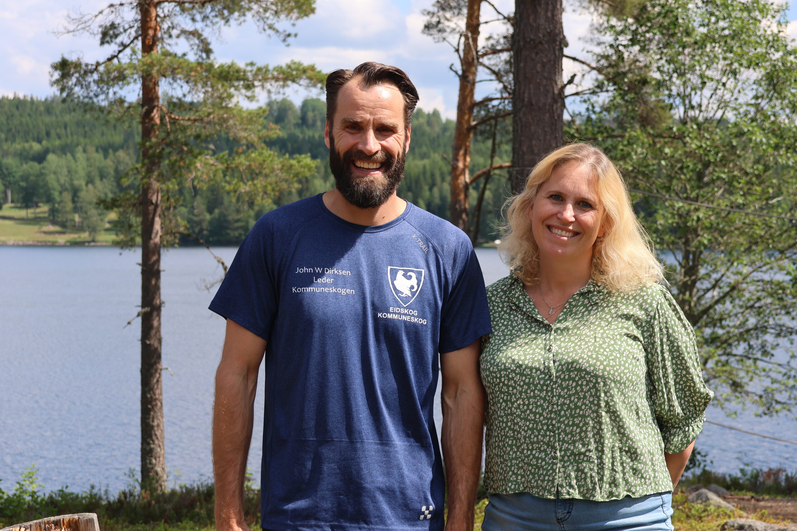 Ordfører Kamilla Thue og John Wirkola Dirksen på en skogsamling i 2023.