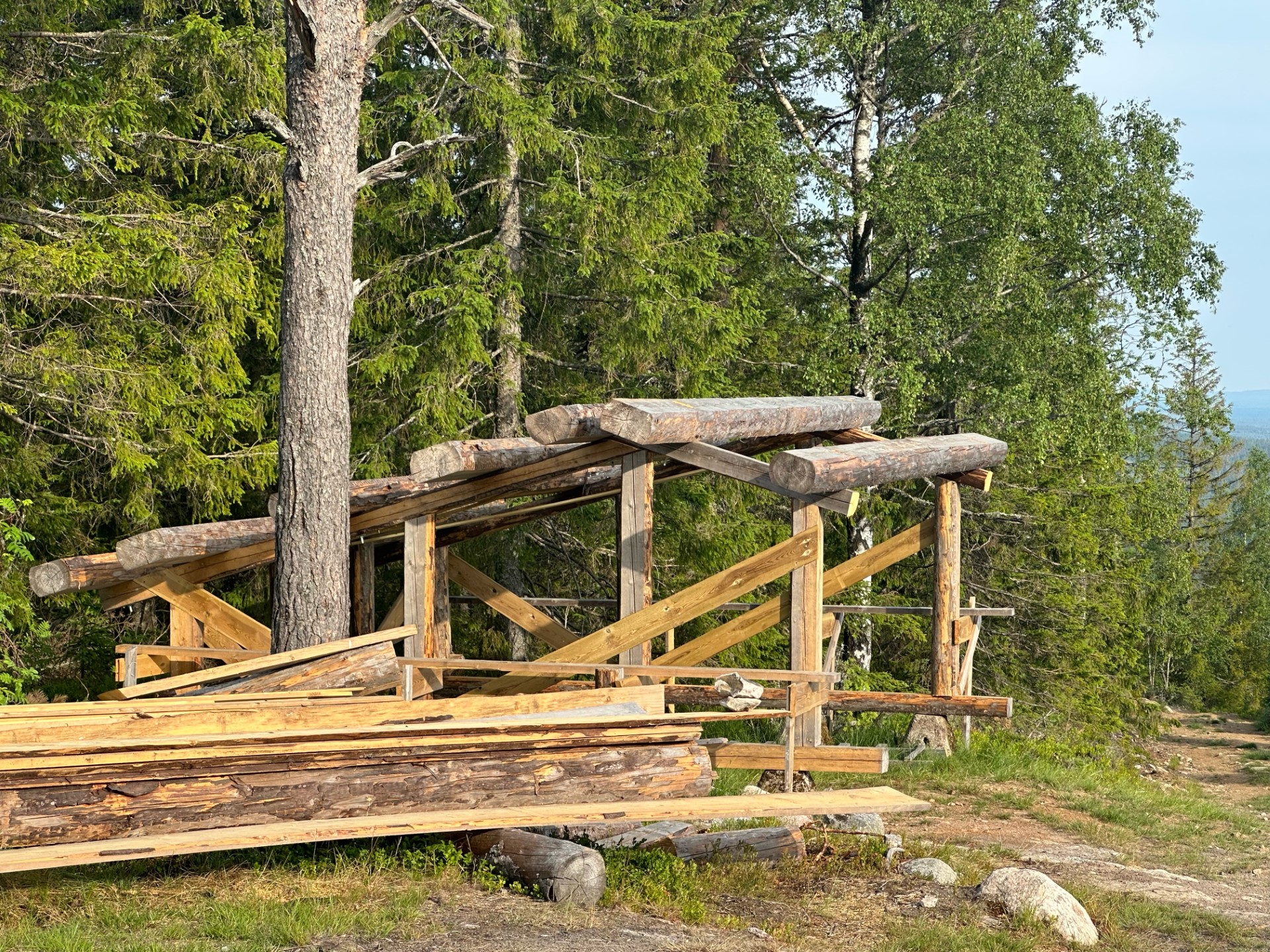 En gapahuk er under bygging oppe ved branntårnet