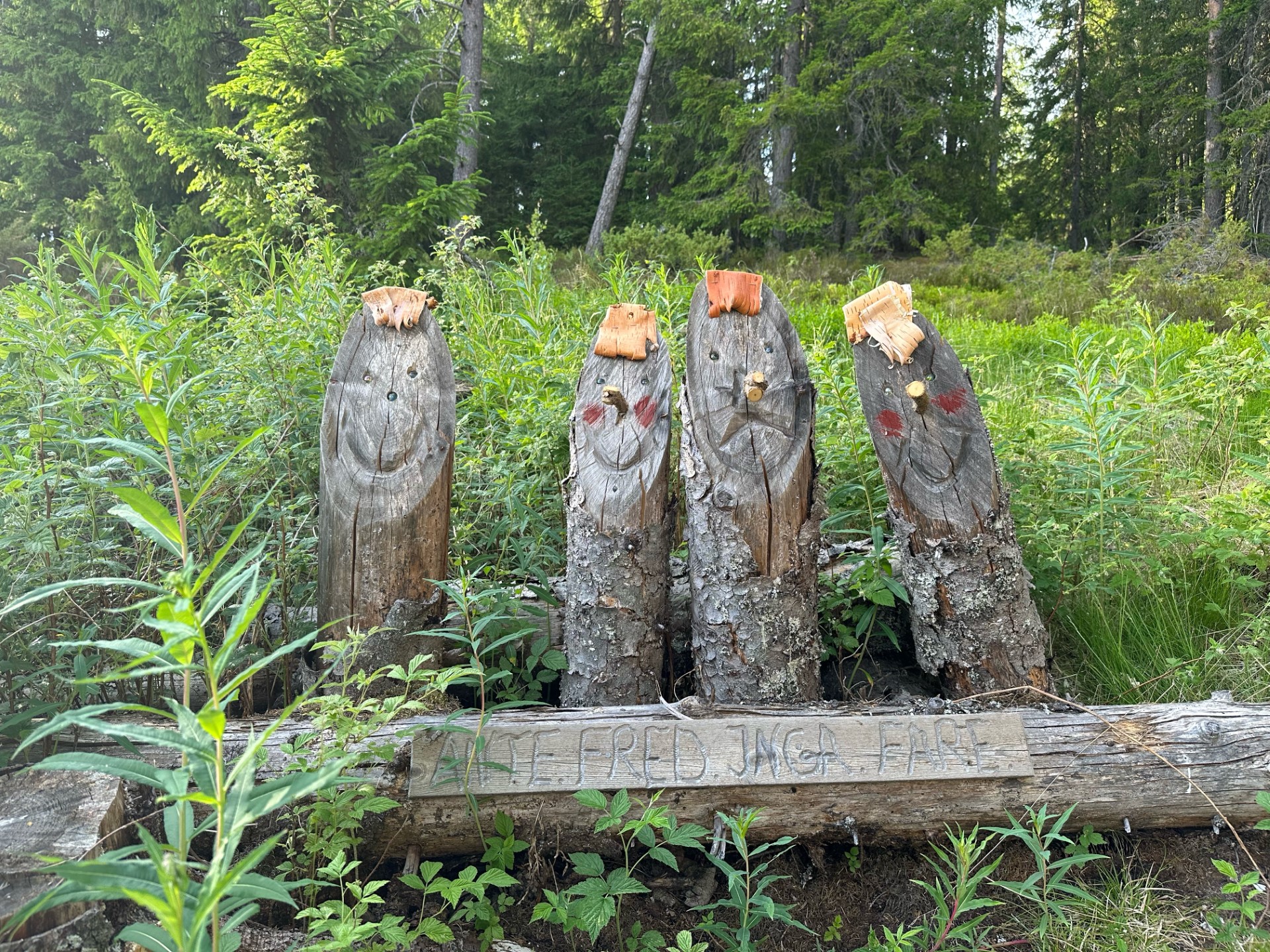 På veien opp til branntårnet møter du blant annet på disse figurene.