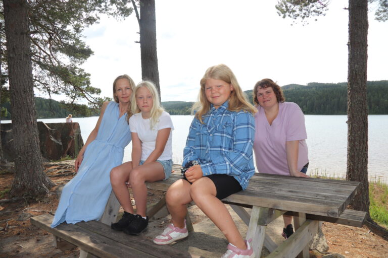 Sonja Bergkvist (f.v.), Ida Bergkvist, Ingrid Pramm-Rustad, og Ingegerd Pramm Platek holder orden på Søndre Øyungen.