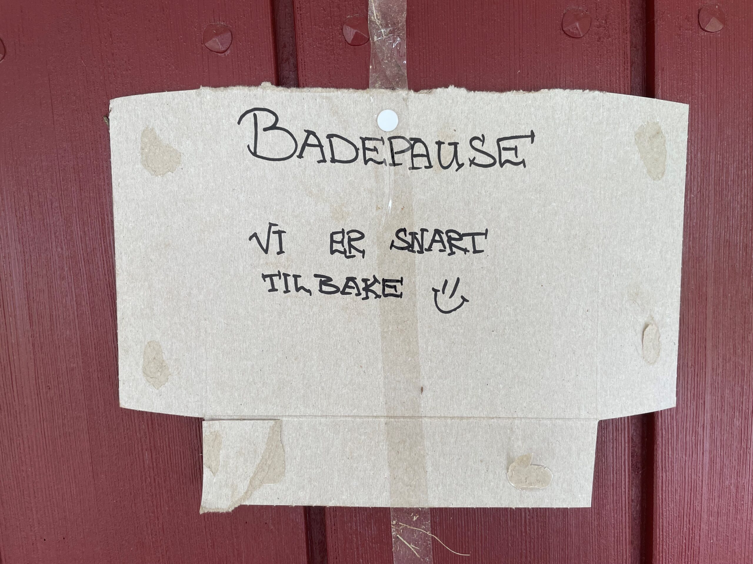 Dette skiltet henges opp når barna skal ha badepause.
