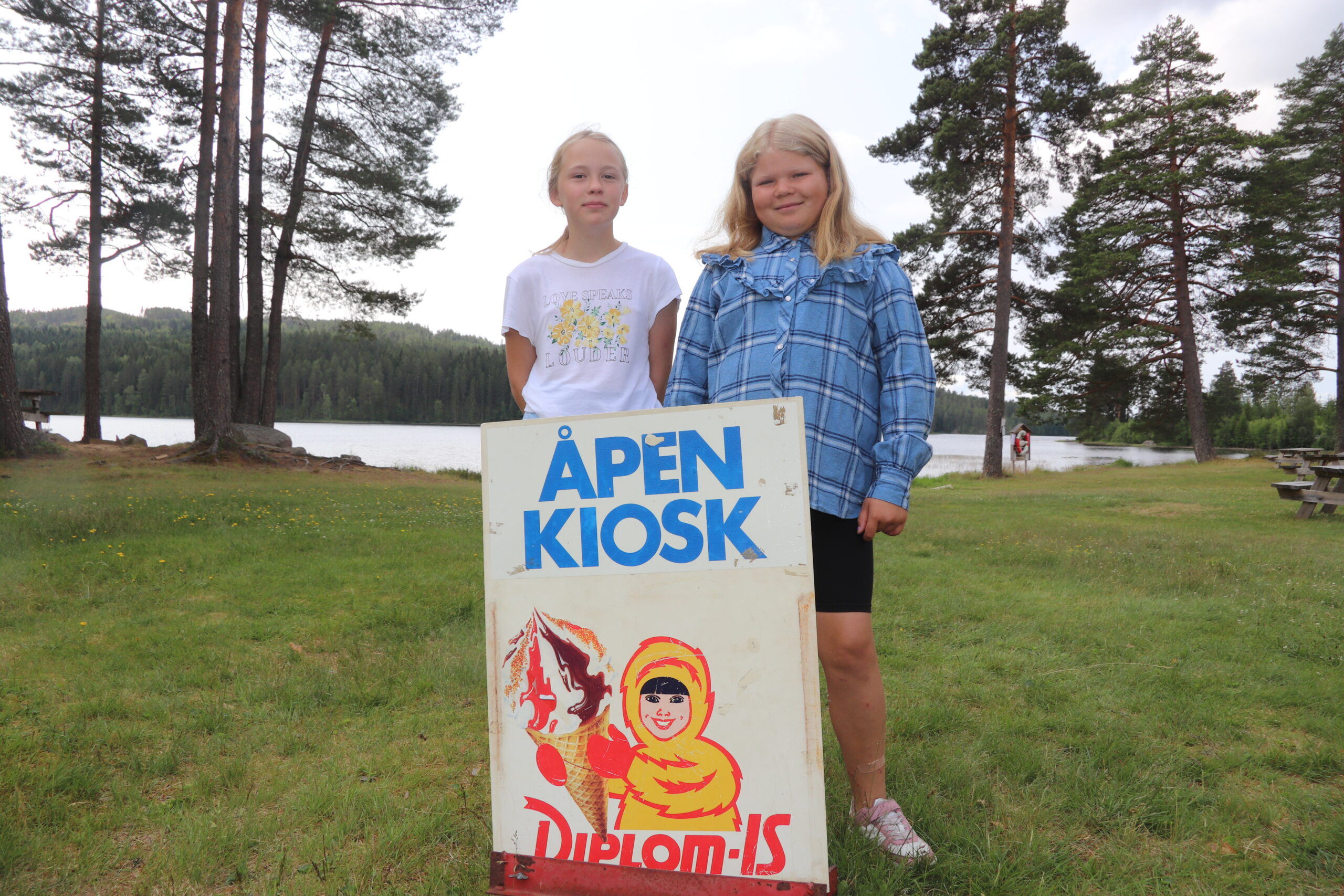 Emilie Bergkvist (t.v.) og Ingrid synes det bare er gøy å jobbe i kiosken.