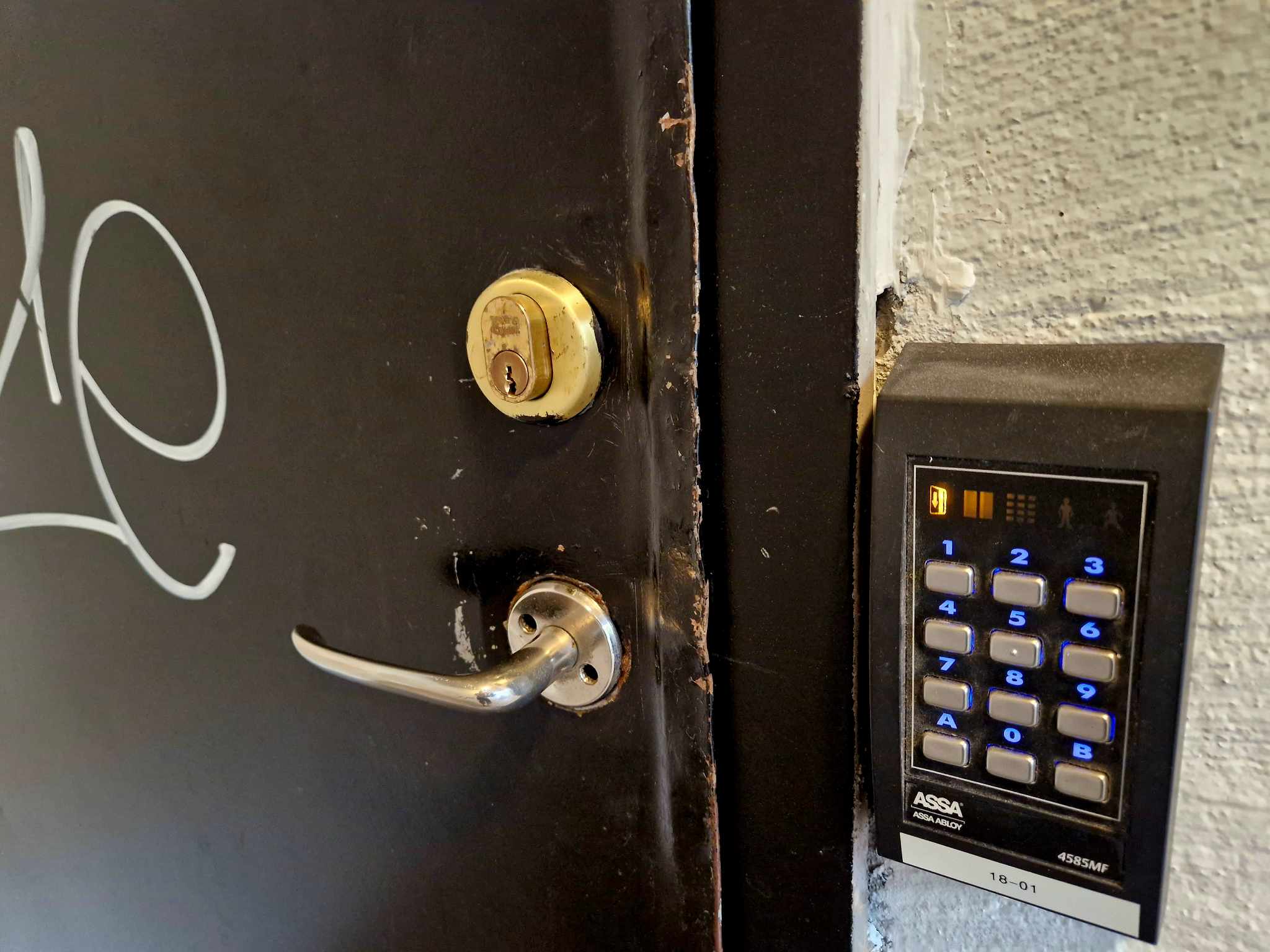 Det er brukt mye makt på å prøve og åpne døra inn til rockeklubbens lokaler.