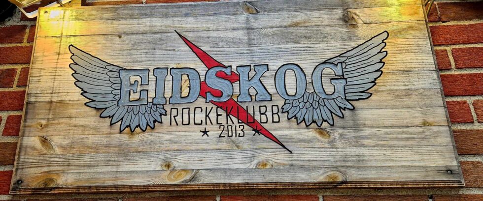 Slik så døra ut da Ken Roger Lundhaug kom til Eidskog Rockeklubb for å øve tidligere onsdag. Nå må klubben bruke flere tusen kroner på å reparere døra.