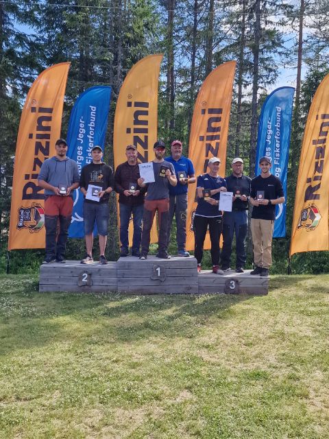 Simen Høgberg Slaastad (f.v.) og Knut Andre Holøien tok i mot sølv-medalnen for Eidskog. Tredjemann på laget, Jostein Bråten var ikke tilstede under premieseremonien. Vinnere av lagkonkurransen ble Løiten JFF, mnes Brunlanes JFF tok tredjeplassen.