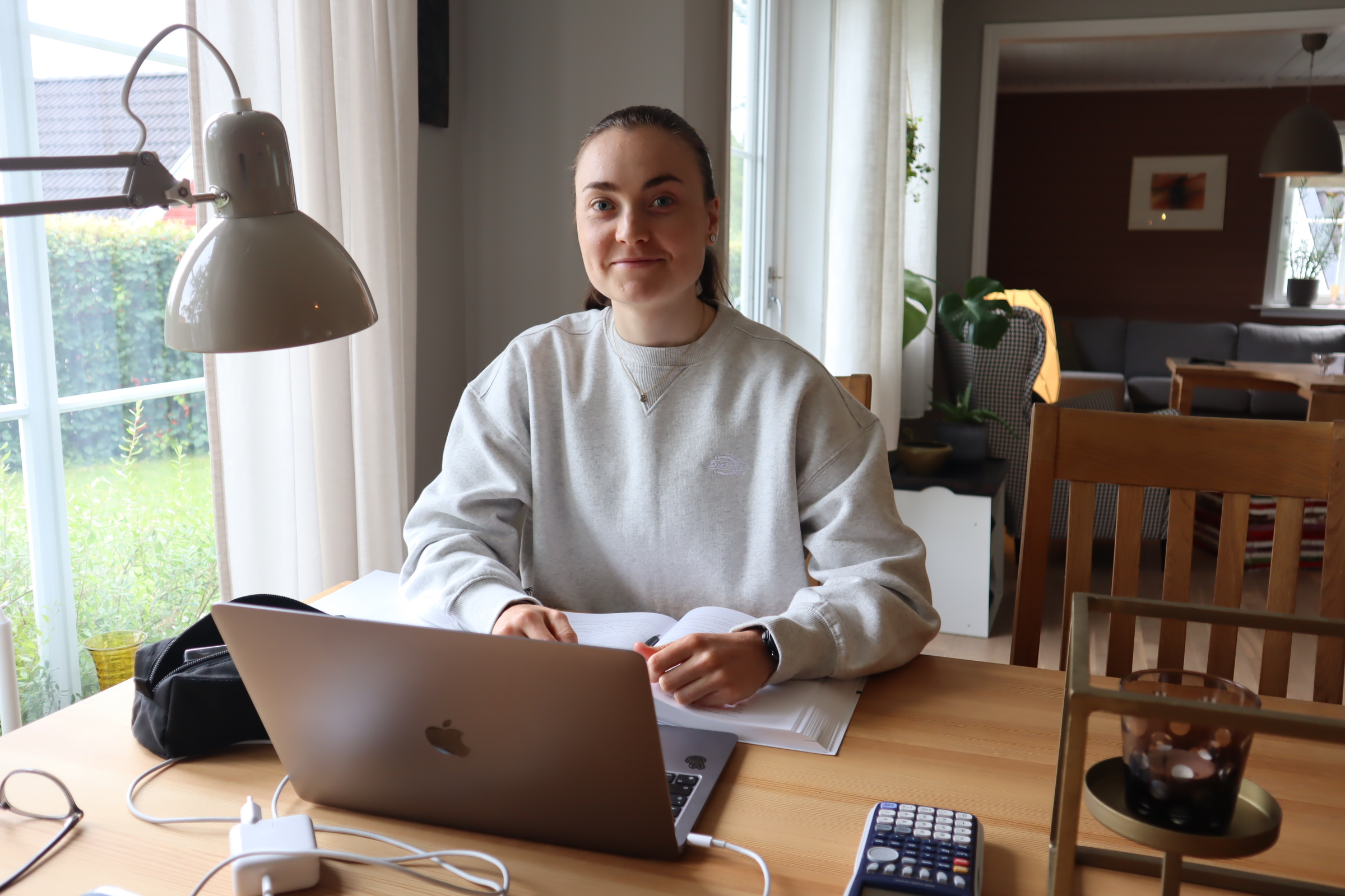 Med mye planlagt reising er det viktig å ta mulighetene til å få studert.