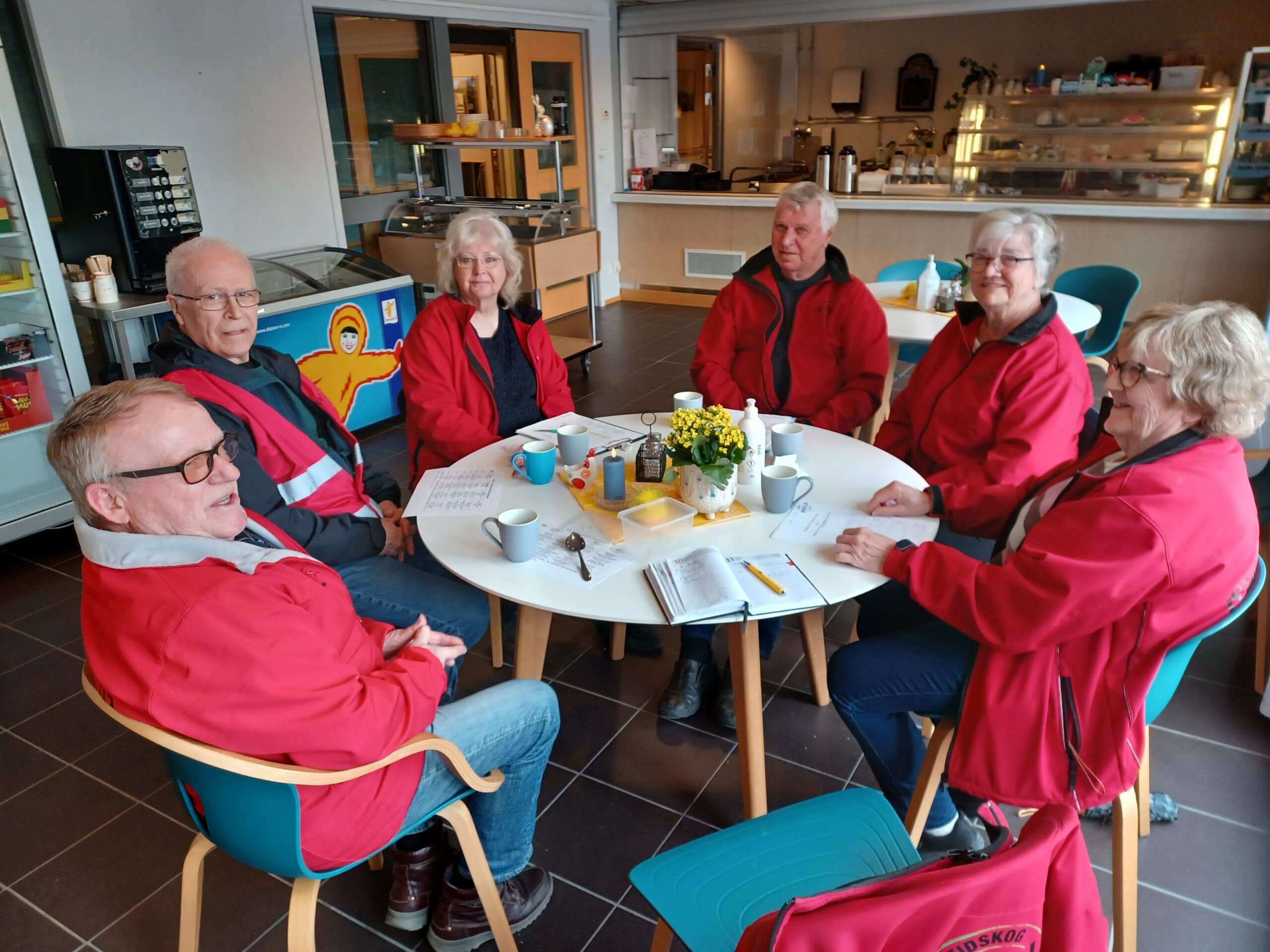 Martin Rudberg (f.v. og forrerst), Jarl Skaar, Wenche Skaar, Finn Walmann, Sissel Torp og Grethe Eriksen er noen av de mange som stiller opp i Frivilligsentralen.