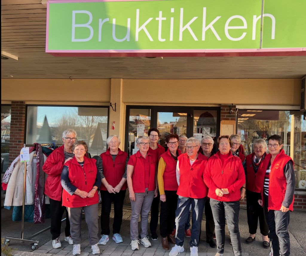 I Bruktbutikken ved Emmas plass er også mange frivillige engasjerte i driften. På bildet ser vi noen av de som stiller opp. Fra venstre: Evy Fjeld, Unni Ilagsmoen, Liv Nygård, Torill Gressberghaugen, May Biller, Anne-Berit Svendsen, Reidun Dalsjø, Anne-Mari Tollefsbøl, Olga Thukun, Bjørg Sand, Unni Bekkåsen, Liv Andersen og Ragnhild Øyseth.