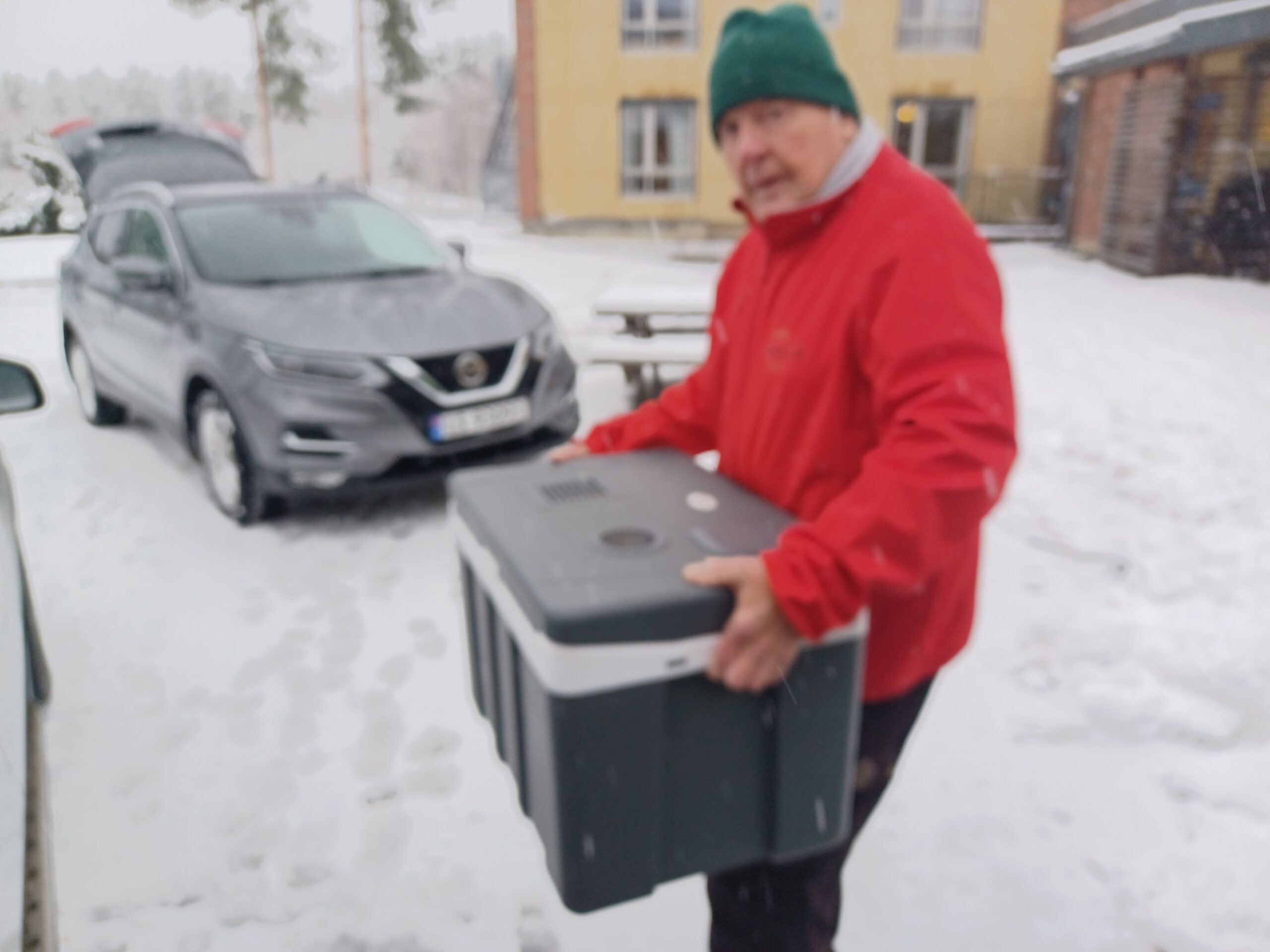 Frivilligsentralen kjører også ut mat i Eidskog. Her er Sigurd Amundsen på vei ut med mat i vinter.
