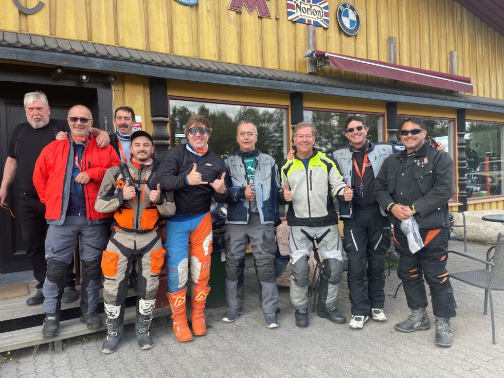Daglig leder hos Skandinavisk Motorsykkel Museum, Øyvind Ånerud (t.v.) kunne med glede ta imot denne gjengen som har kommet helt fra Colombia.