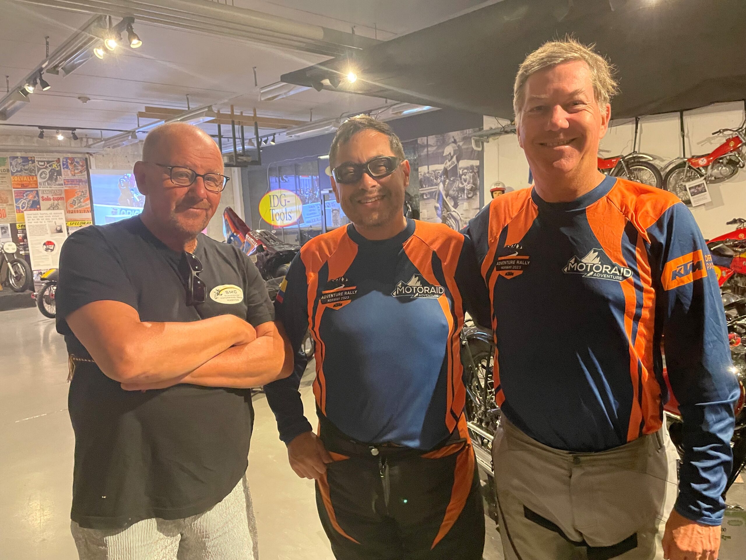 Styremedlem hos museet, Hans Hermansson (f.v.) sammen med sine to ferske kamerater fra Colombia. Antonio Narino og Carlos Titze.