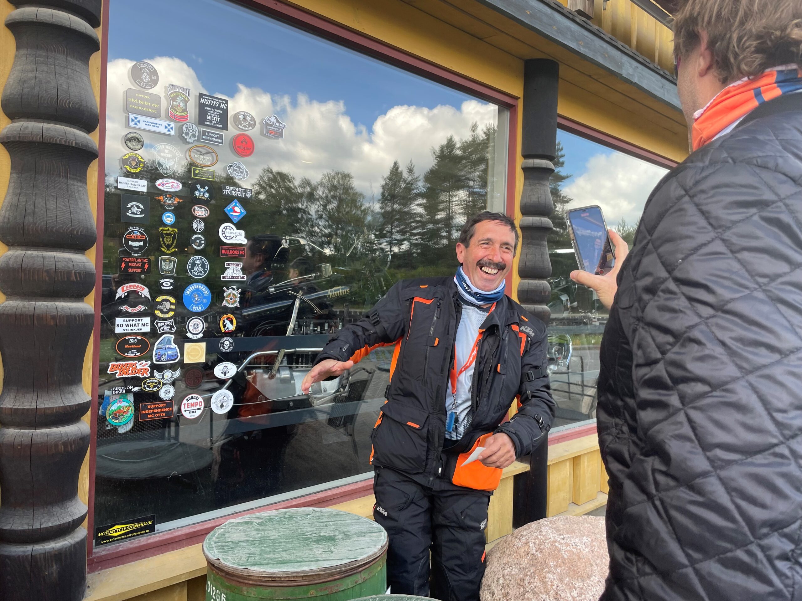 Her har Jorge Uribe nettopp satt på plass klistremerket for Motoraid Adventure på vinduet til museet.
