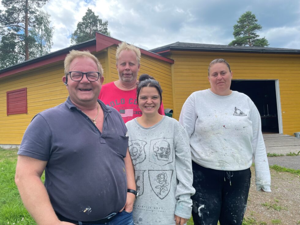 Carl Martin Kisen (f.v.), Ove Skjønsby Andersen, Kine-Sofie Klo Skjønsby, og Helen Nygård har brukt mange timer for å pynte på Skøttruparken.