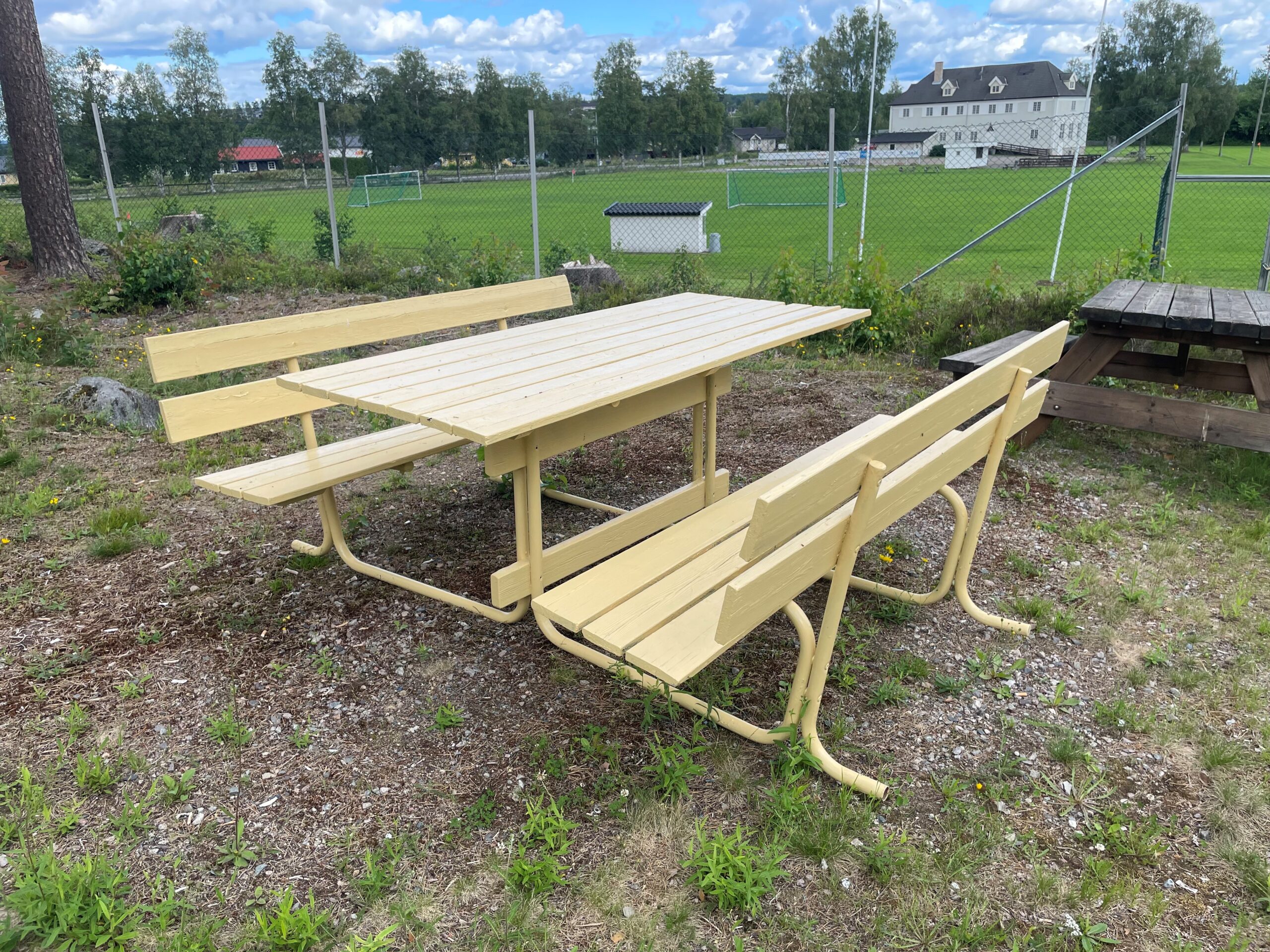 Benken har fått seg noen fortjente strøk med maling.