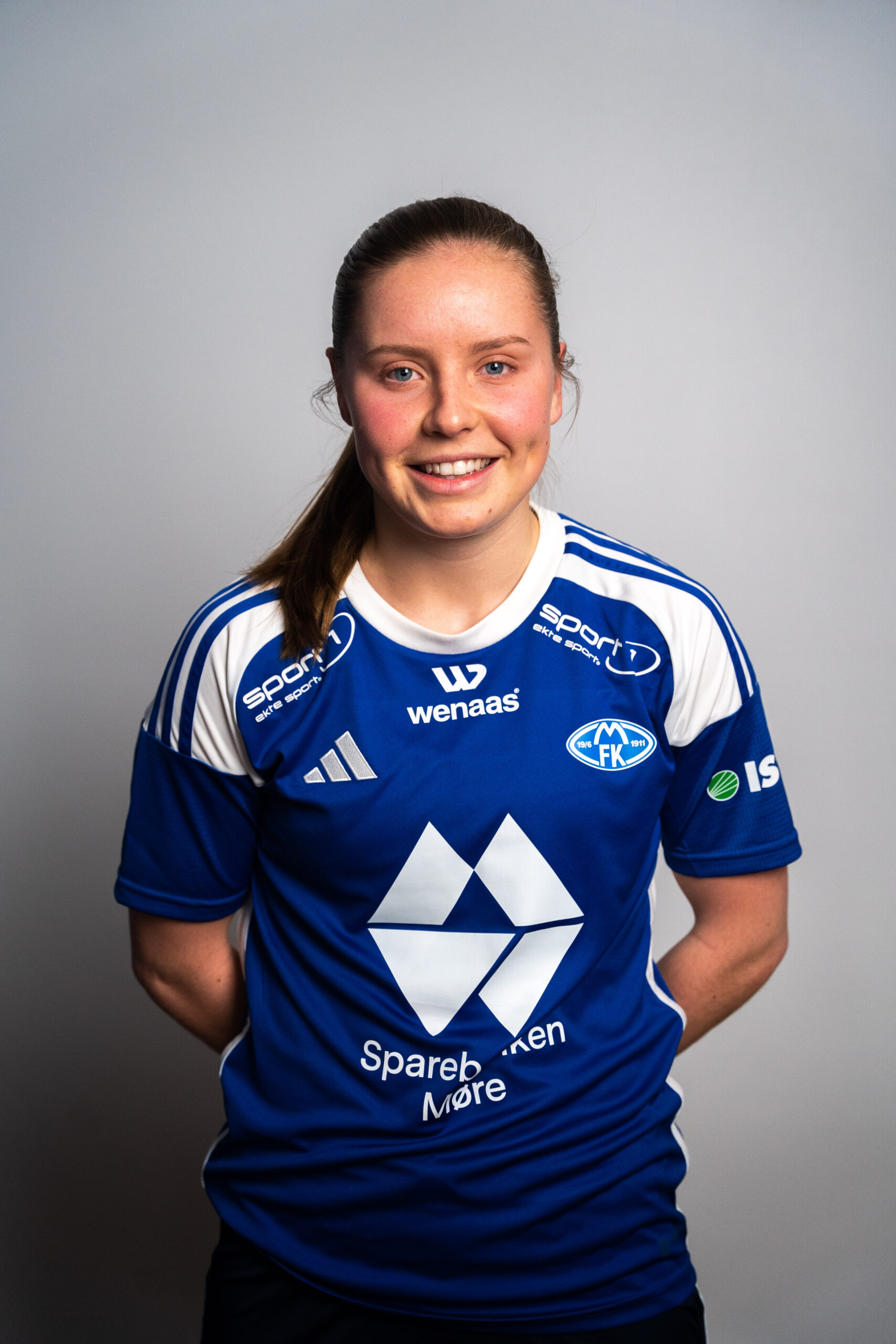 Frida trives i blått, og minnes tilbake til blåfargen draktene til Eidskog fotball har.